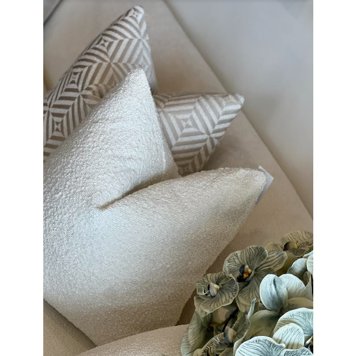 Avenuè Cushion White
